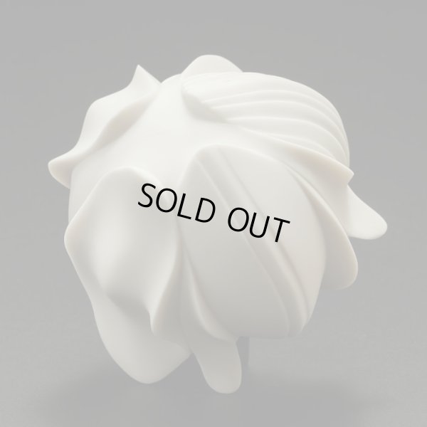 画像6: 白磁削手線刻ぐい呑「華冠胡蝶」