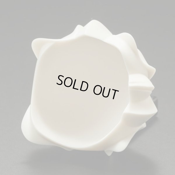 画像5: 白磁削手ぐい呑「華冠胡蝶」