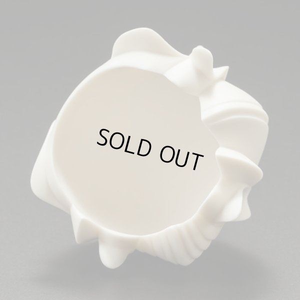 画像5: 白磁削手線刻ぐい呑「華冠胡蝶」