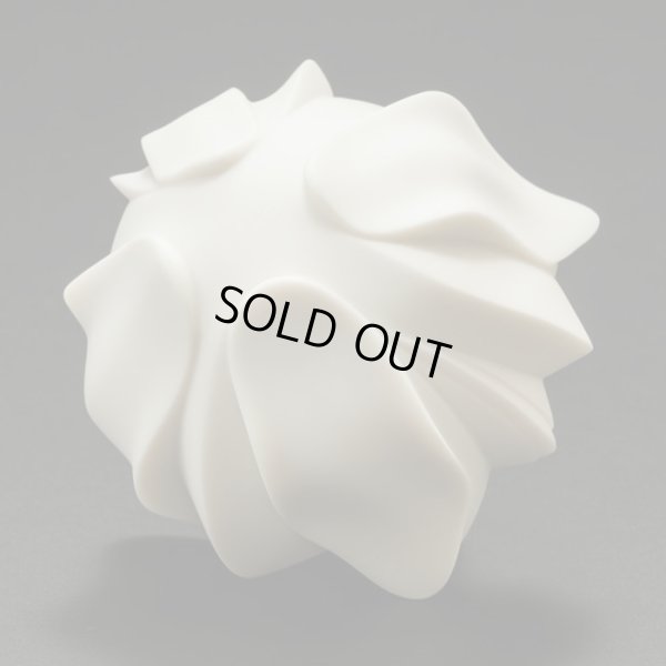 画像6: 白磁削手ぐい呑「華冠胡蝶」