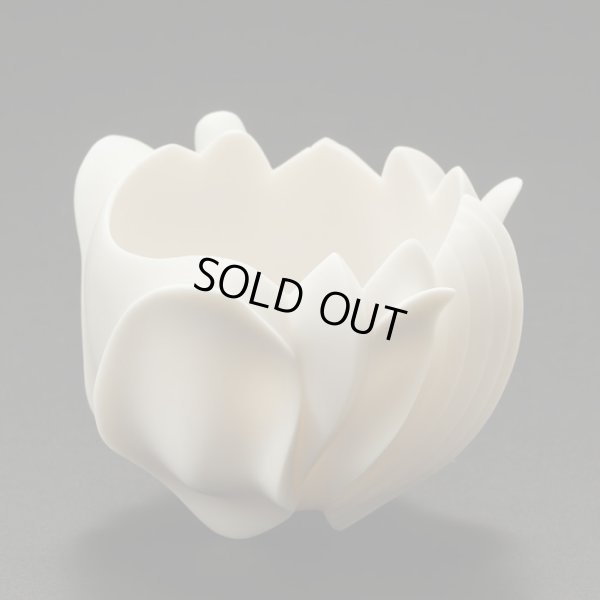 画像2: 白磁削手線刻ぐい呑「華冠胡蝶」