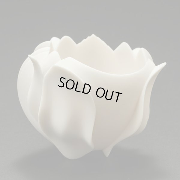 画像3: 白磁削手線刻ぐい呑「華冠胡蝶」