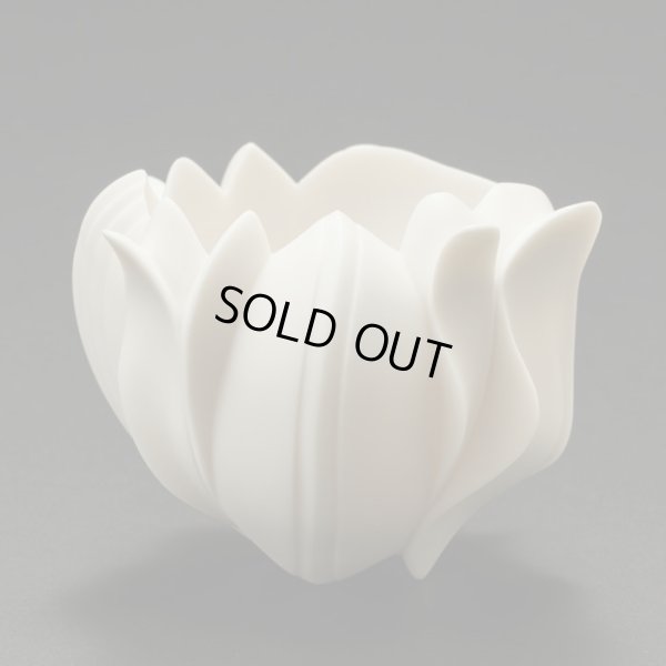 画像4: 白磁削手線刻ぐい呑「華冠胡蝶」